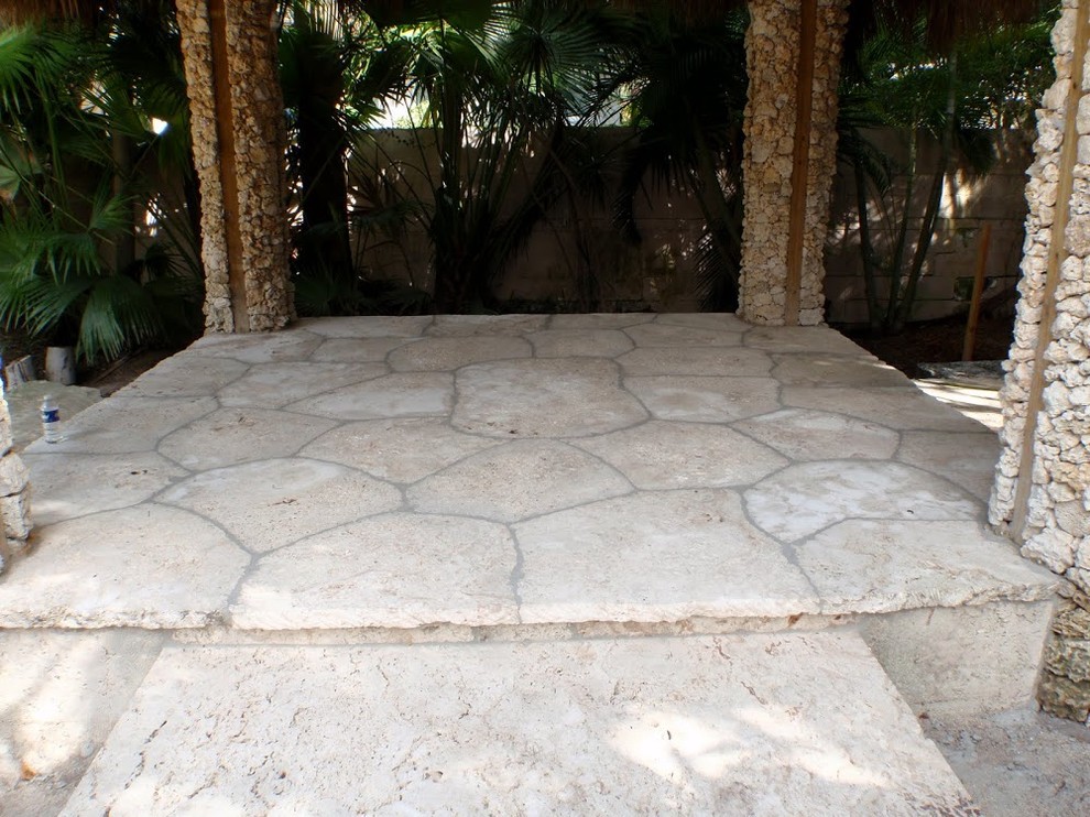 Design ideas for a transitional stone landscaping in Miami.