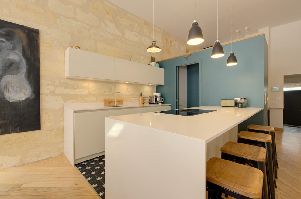 Design ideas for a modern kitchen in Bordeaux.