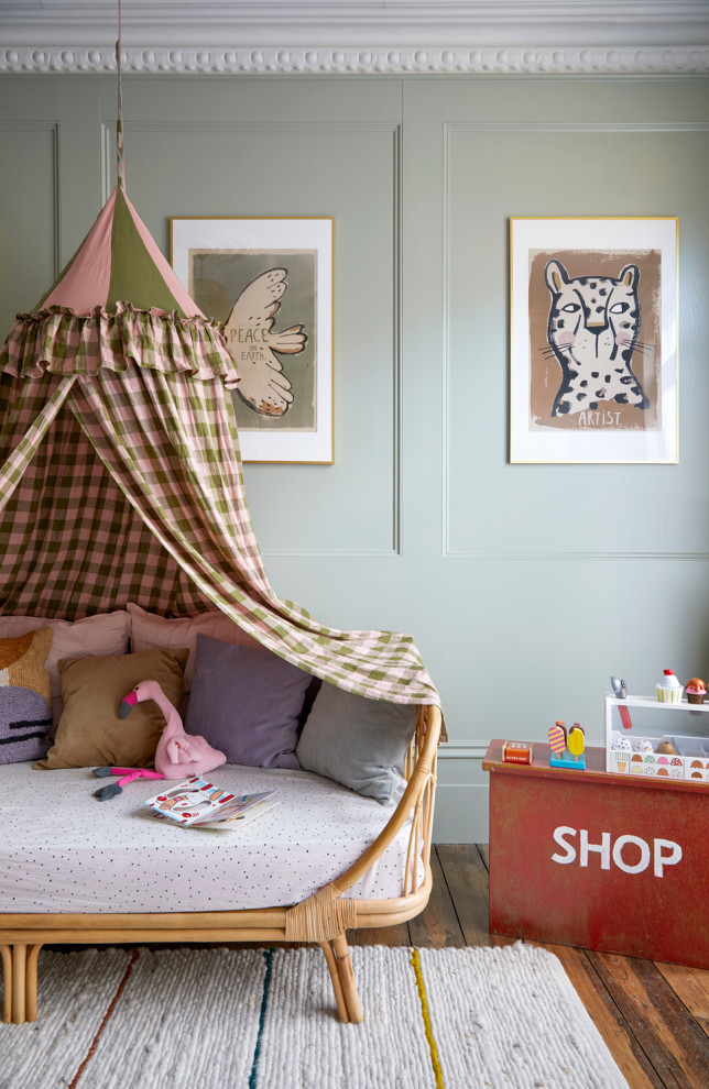 Foto de dormitorio infantil de 4 a 10 años actual grande con paredes verdes, suelo de madera oscura y suelo marrón