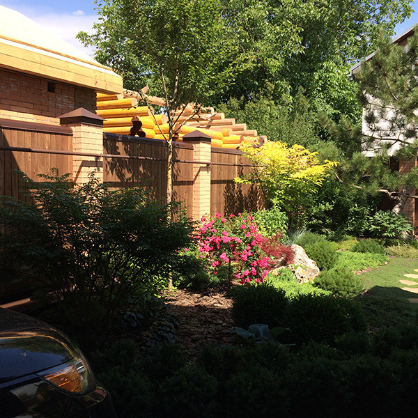 Частное домовладение с контейнерным озеленением крыши.