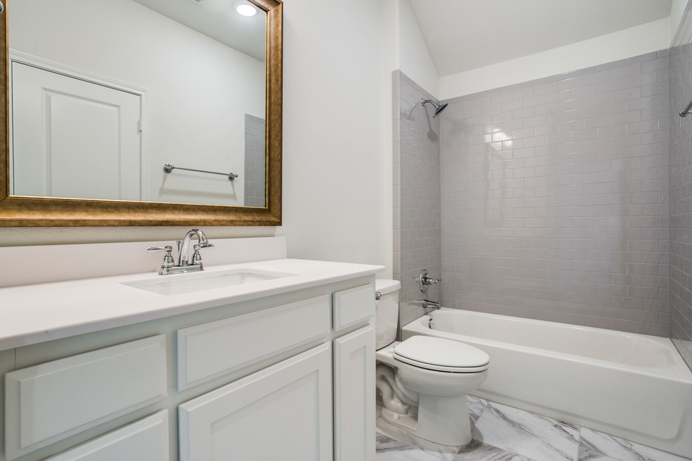 This is an example of a contemporary bathroom in Dallas.