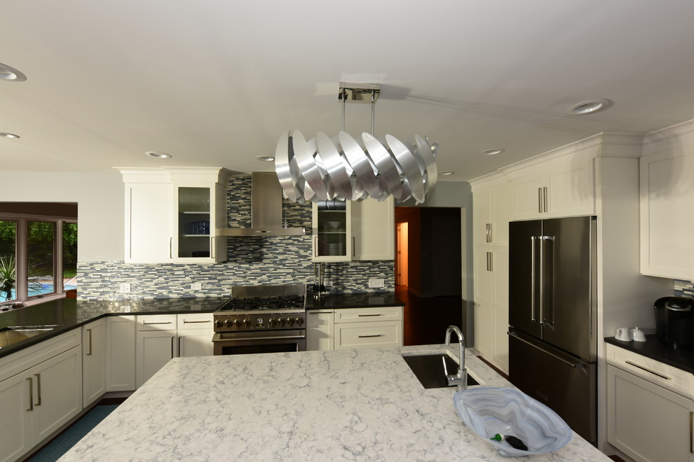 Transitional kitchen photo in Chicago