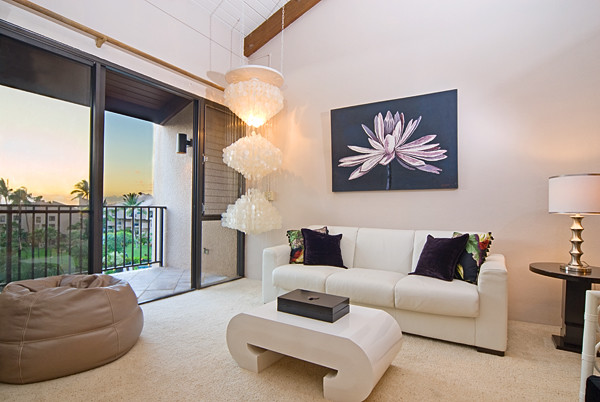 This is an example of a modern living room in Hawaii.