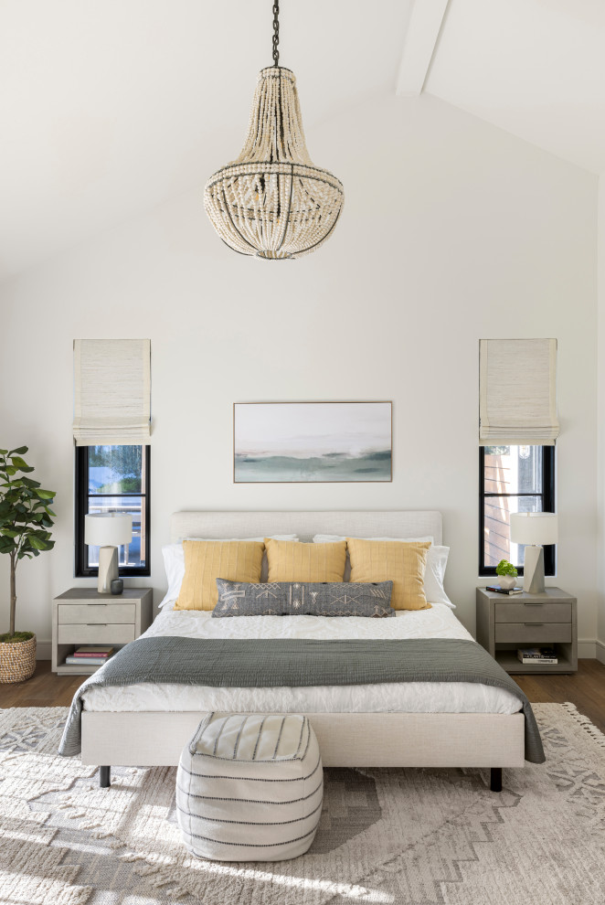 サンフランシスコにあるカントリー風のおしゃれな客用寝室 (白い壁、淡色無垢フローリング、茶色い床、三角天井) のレイアウト