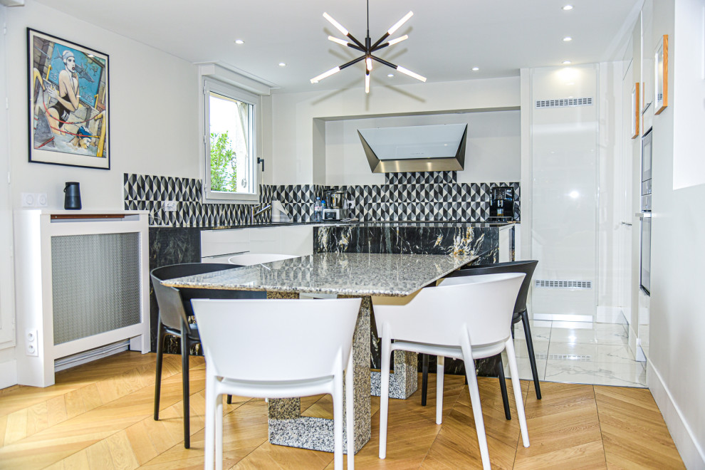 Cette photo montre une grande salle à manger ouverte sur la cuisine moderne avec un sol en marbre.
