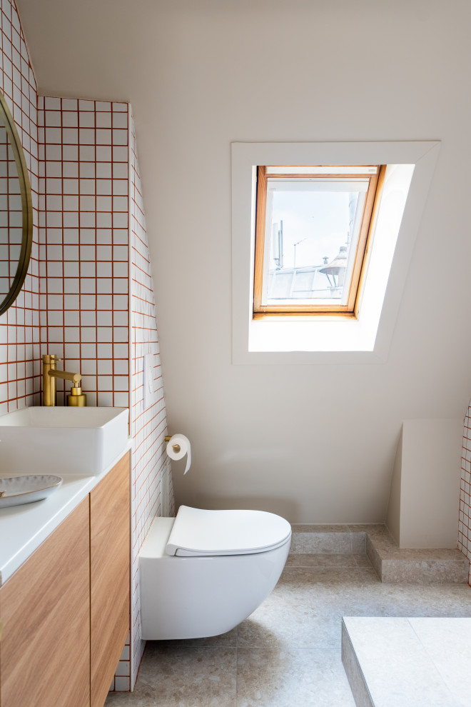 Exemple d'une petite salle d'eau moderne avec un placard à porte plane, des portes de placard marrons, WC suspendus, un carrelage blanc, des carreaux de céramique, un mur beige, un lavabo posé, un sol beige, une fenêtre, meuble simple vasque et meuble-lavabo suspendu.
