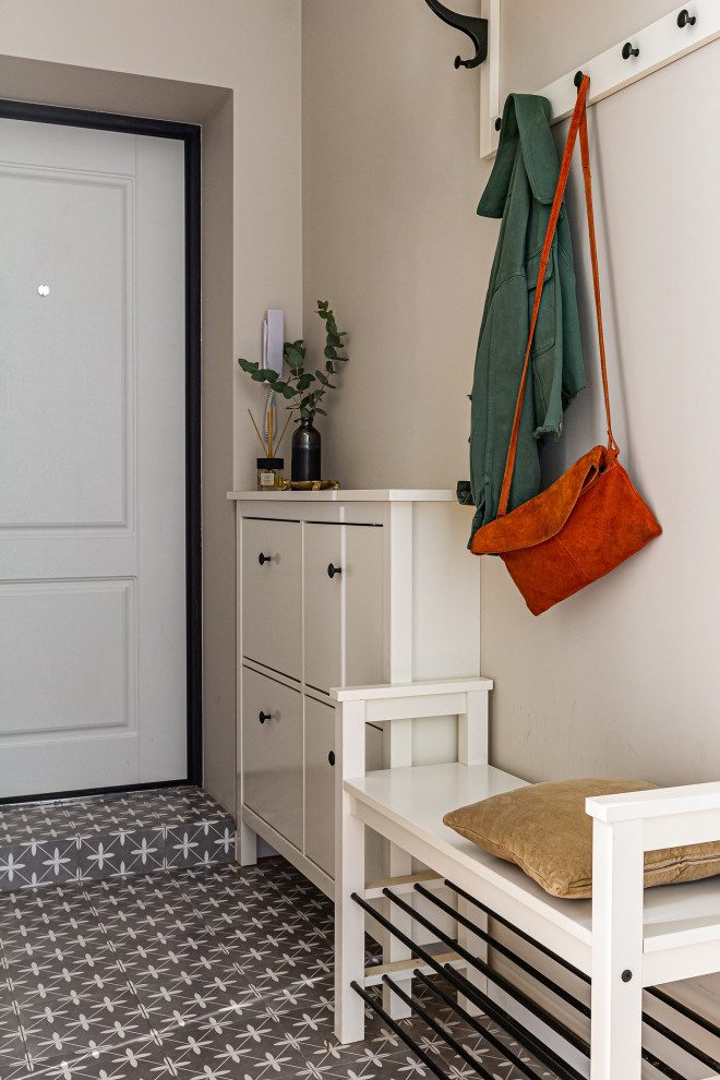 Ejemplo de puerta principal retro de tamaño medio con paredes beige, suelo de baldosas de cerámica, puerta blanca y suelo gris
