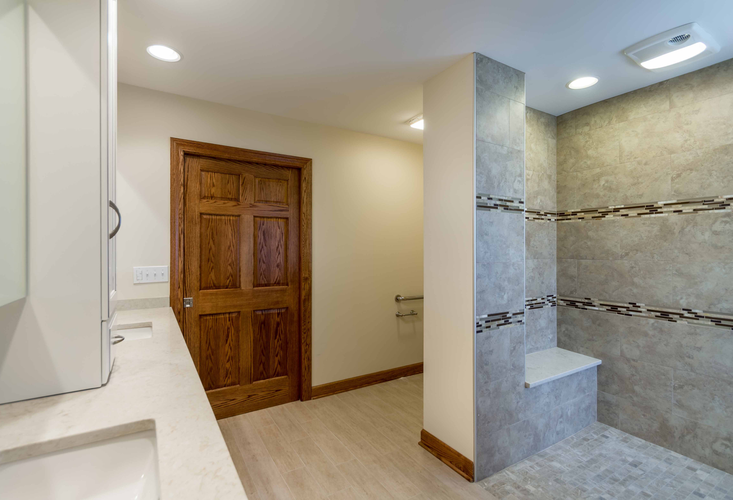 Bathroom - mid-sized traditional master beige tile and wood-look tile wood-look tile floor, beige floor, single-sink, wallpaper ceiling and wallpaper bathroom idea in Chicago with shaker cabinets, med