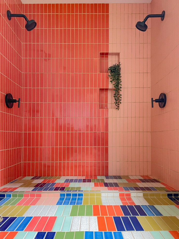 Immagine di una stanza da bagno boho chic di medie dimensioni con piastrelle multicolore, piastrelle in ceramica, pareti multicolore e pavimento con piastrelle in ceramica