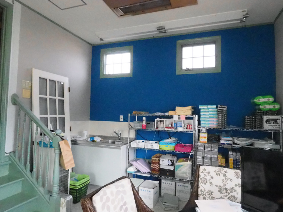 Cette photo montre un bureau scandinave de taille moyenne avec un mur bleu, un sol en vinyl, un sol gris, un plafond en lambris de bois et du lambris de bois.