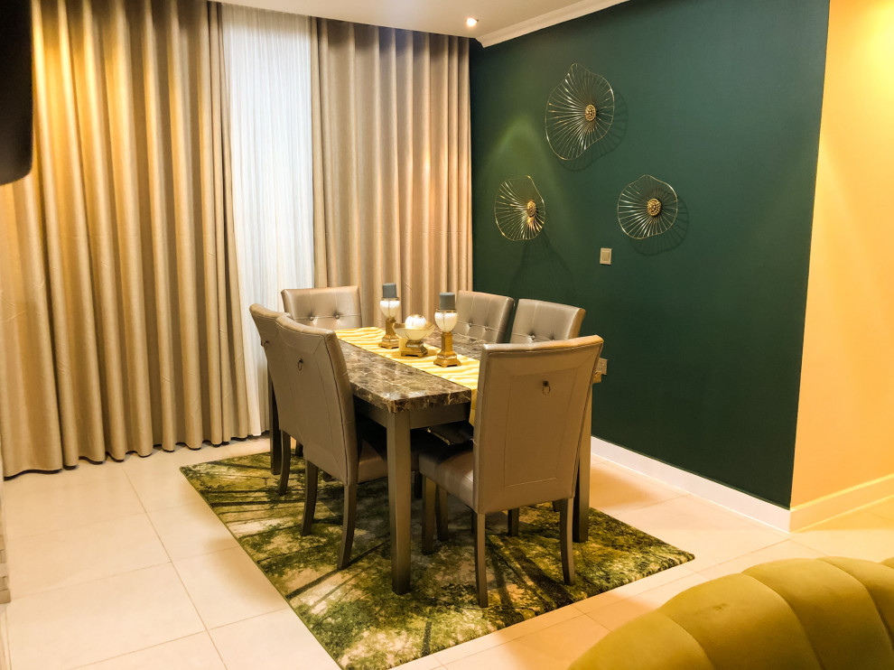 Свежая идея для дизайна: кухня-столовая среднего размера в стиле модернизм с зелеными стенами, полом из керамической плитки, бежевым полом, многоуровневым потолком и кирпичными стенами - отличное фото интерьера