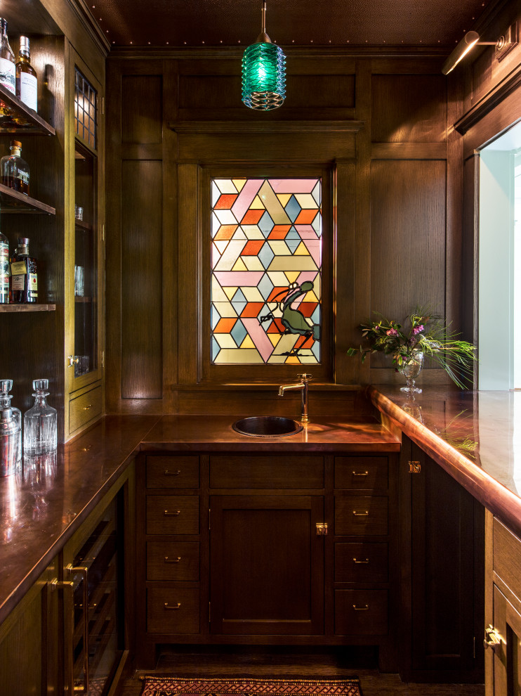 Ejemplo de bar en casa con barra de bar en U de estilo americano con armarios abiertos, encimera de cobre, suelo de madera en tonos medios y suelo marrón
