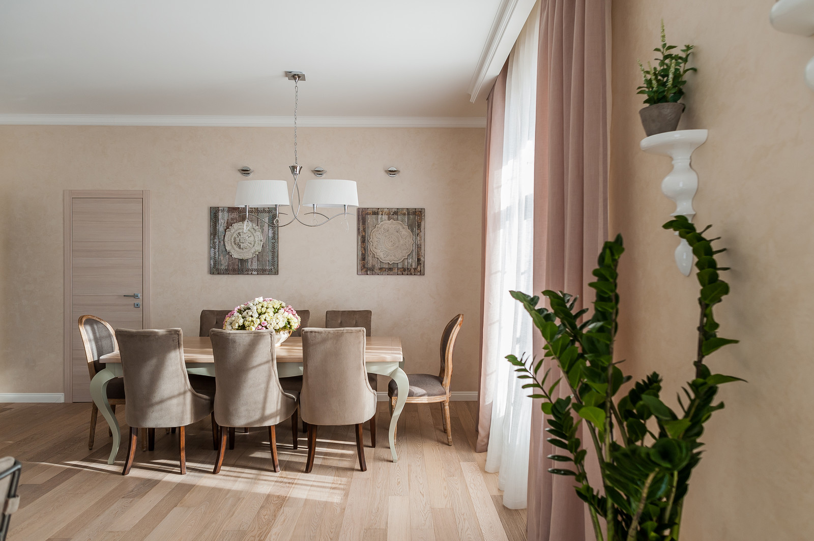 Загородный дом с розовой столовой