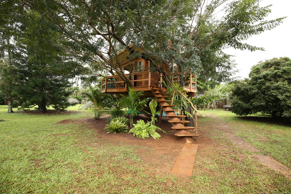 Photo of a large tropical detached shed and granny flat in Hawaii.