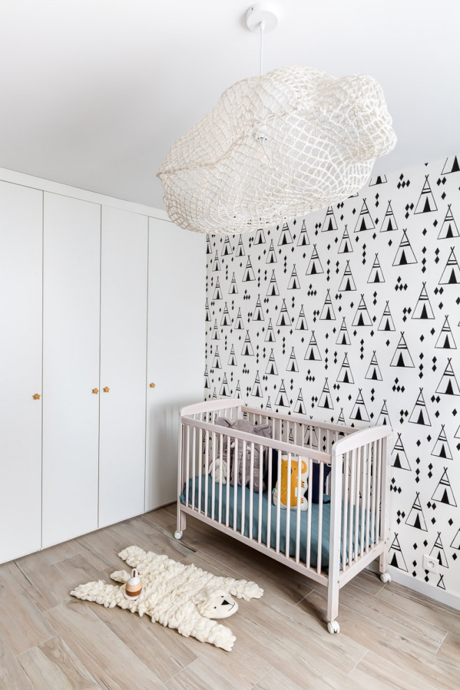 Inspiration pour chambre de bébé garçon for garçon With un mur blanc and du papier peint.