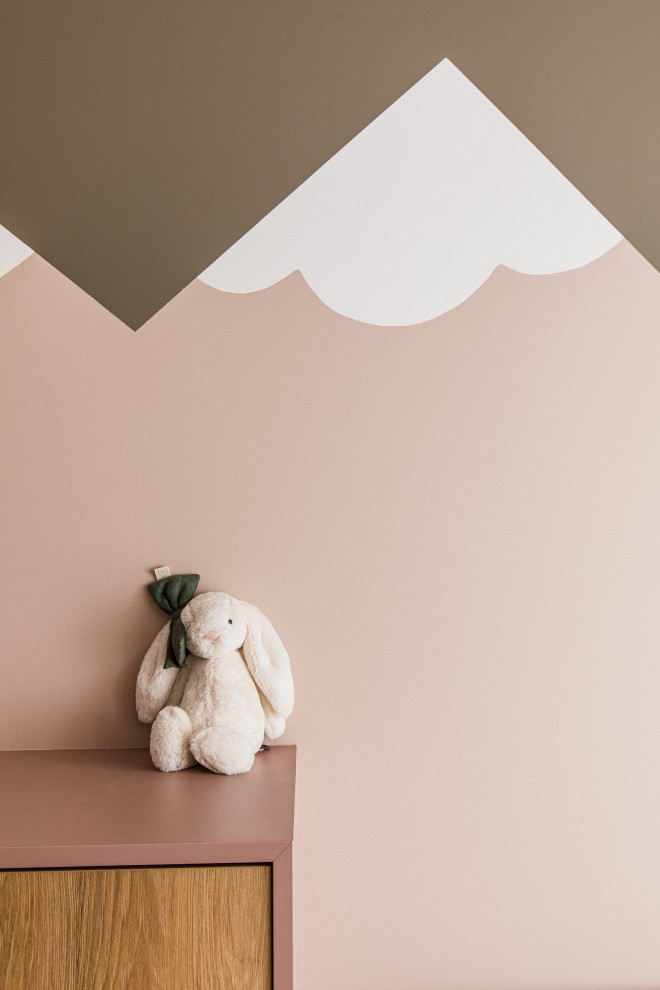 Cette photo montre une petite maison scandinave.