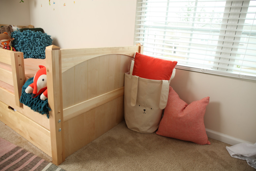 Immagine di una piccola cameretta per bambini da 1 a 3 anni stile marinaro con pareti verdi