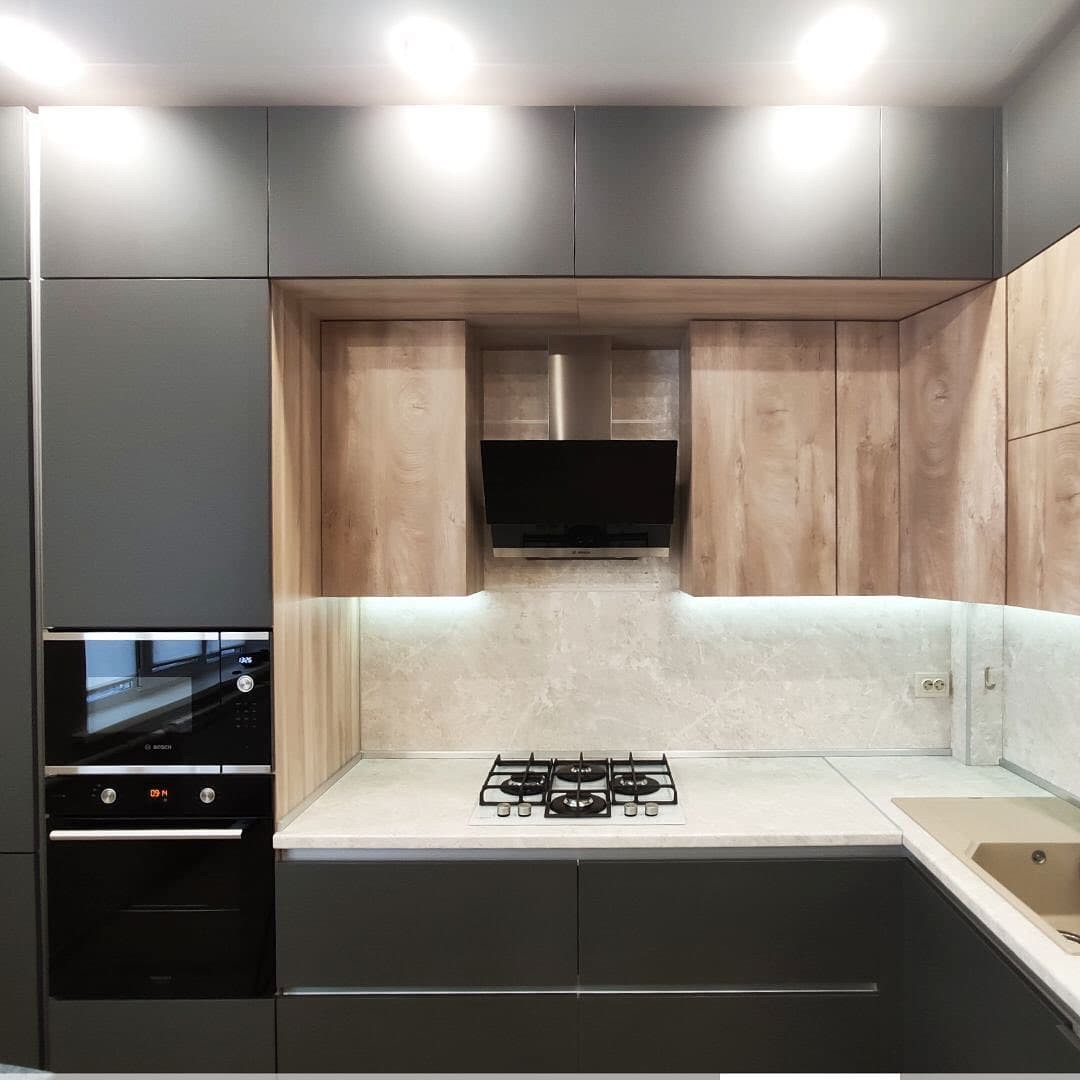 Большая широкая угловая кухня с матовыми и древесными фасадами