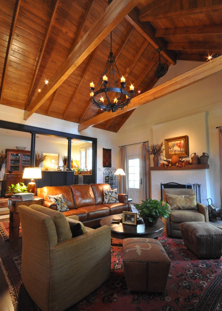 This is an example of a traditional family room in Little Rock.