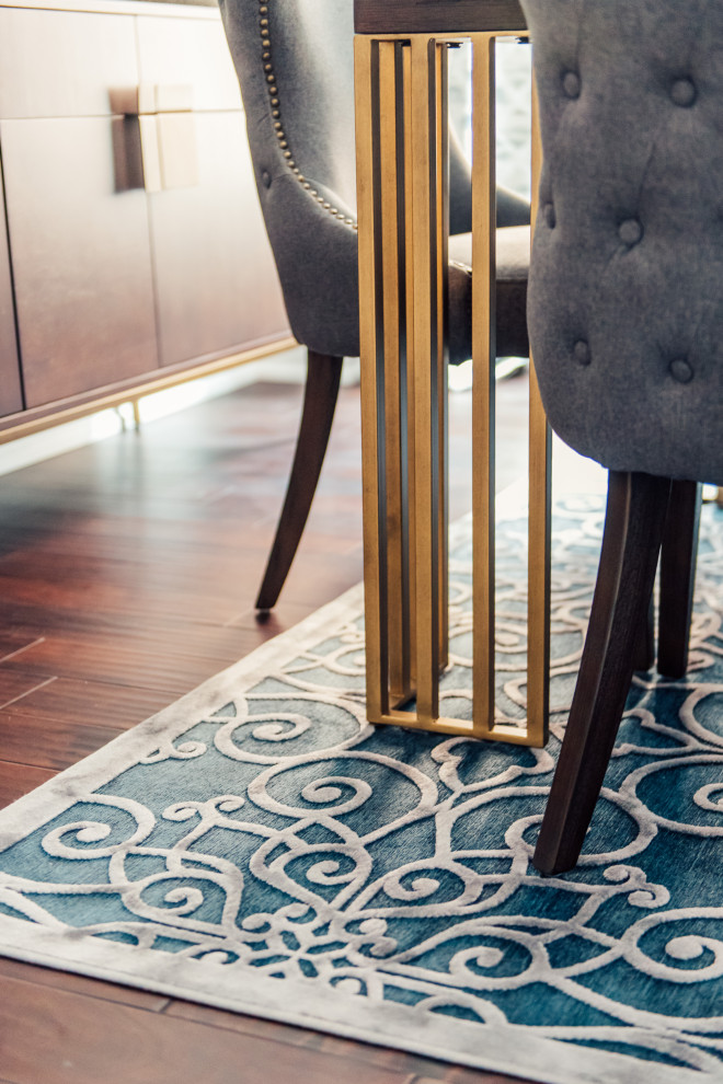 Transitional home design photo in Toronto