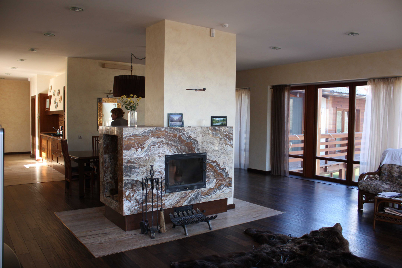 Сквозной камин в центре зала. арх. И.Хатунцев