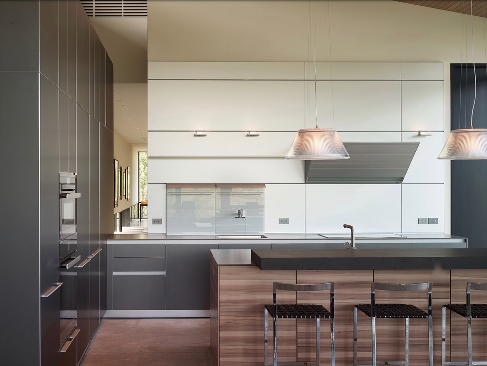 This is an example of a contemporary kitchen in Los Angeles.