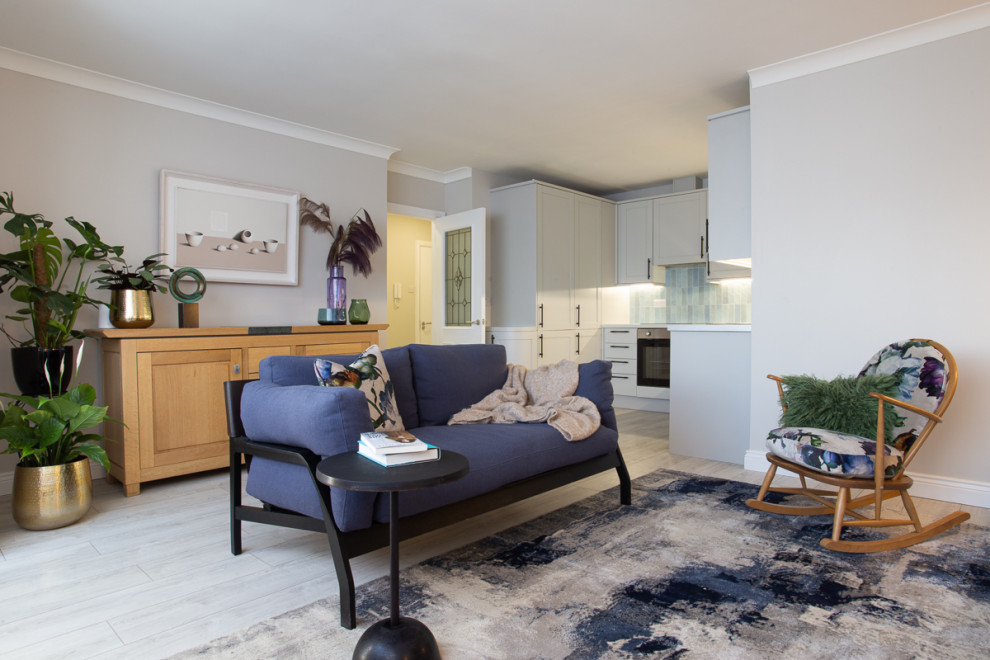 Свежая идея для дизайна: открытая гостиная комната среднего размера в скандинавском стиле с серыми стенами, полом из ламината, подвесным камином, телевизором на стене и разноцветным полом - отличное фото интерьера