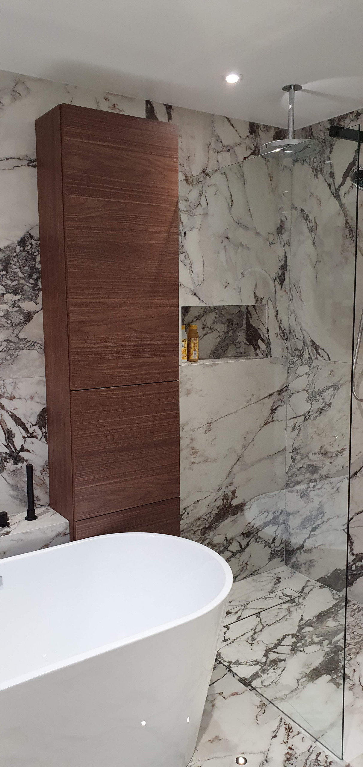 Bathroom with large format tiles