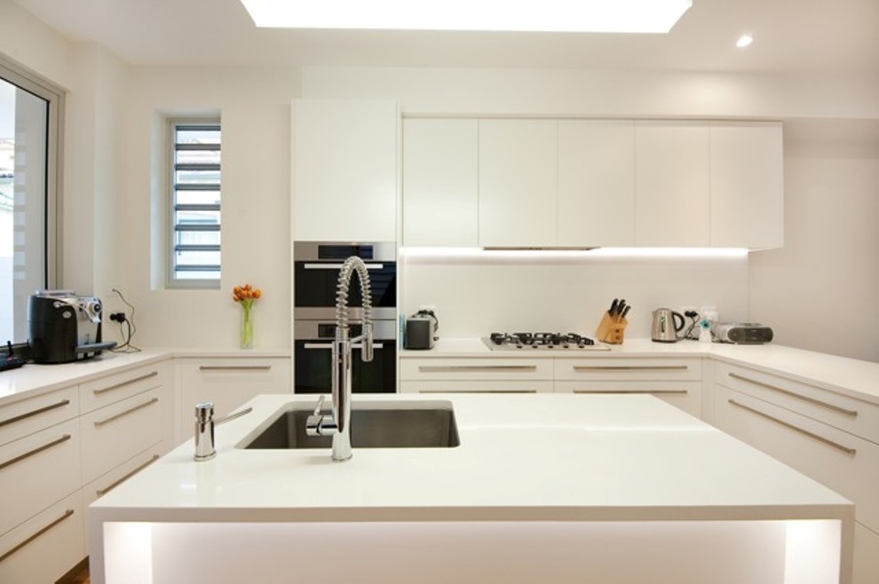 Design ideas for a traditional kitchen in Sydney.