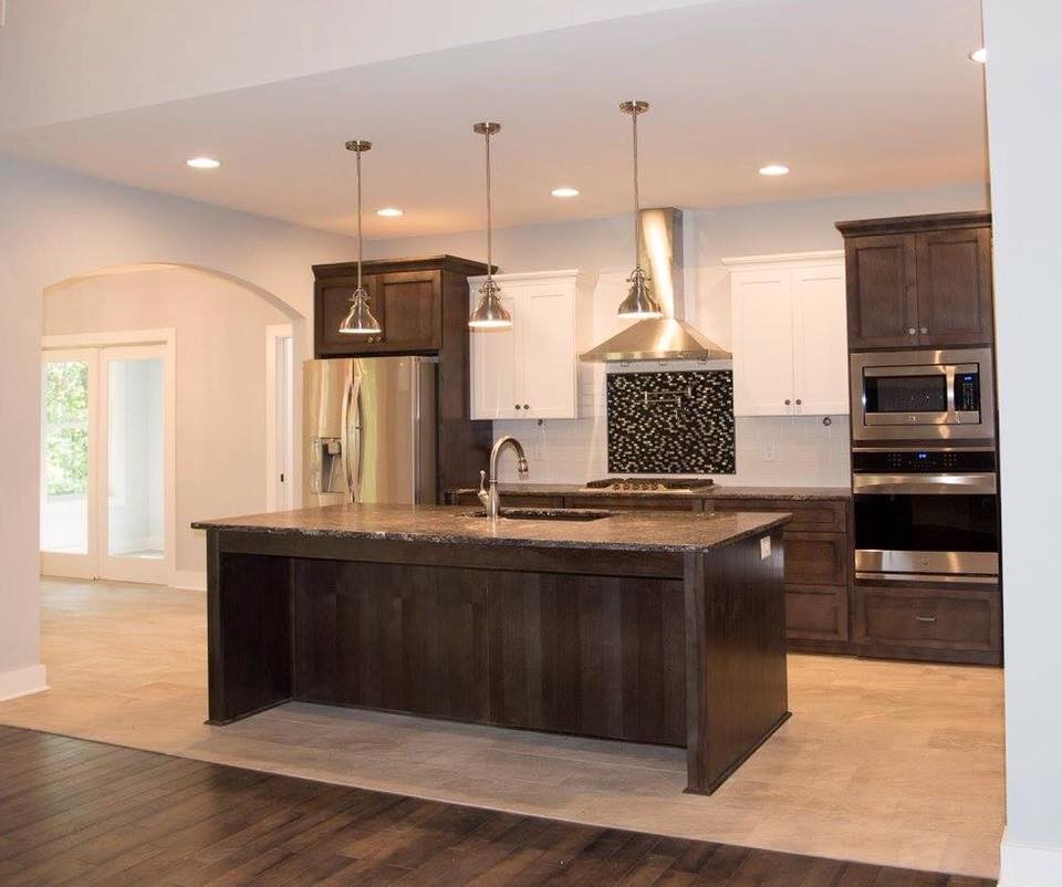 Inspiration for a mid-sized arts and crafts l-shaped kitchen in Atlanta with an undermount sink, shaker cabinets, stainless steel appliances and with island.