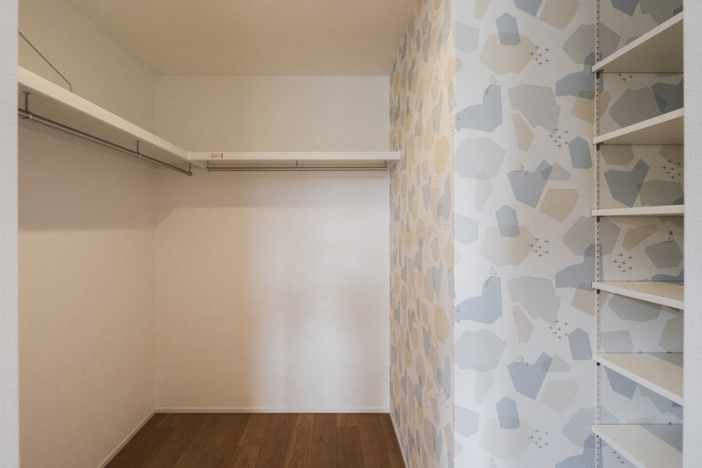 Свежая идея для дизайна: хозяйская спальня среднего размера с коричневыми стенами, паркетным полом среднего тона, коричневым полом, потолком с обоями и обоями на стенах - отличное фото интерьера