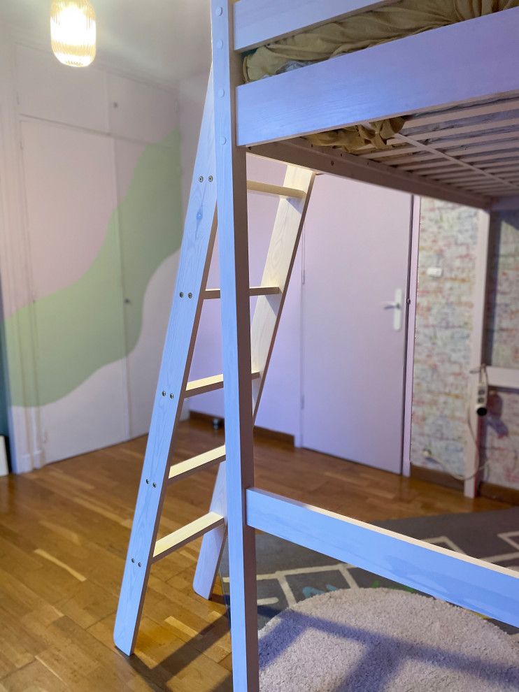 Exemple d'une chambre d'enfant de taille moyenne avec un mur violet, parquet clair, du papier peint et un lit mezzanine.