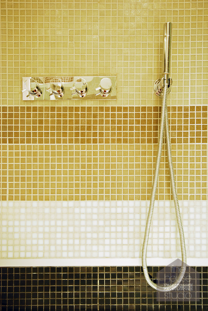 Exempel på ett litet modernt badrum med dusch, med ett undermonterat badkar, en vägghängd toalettstol, svart kakel, mosaik, svarta väggar och klinkergolv i keramik