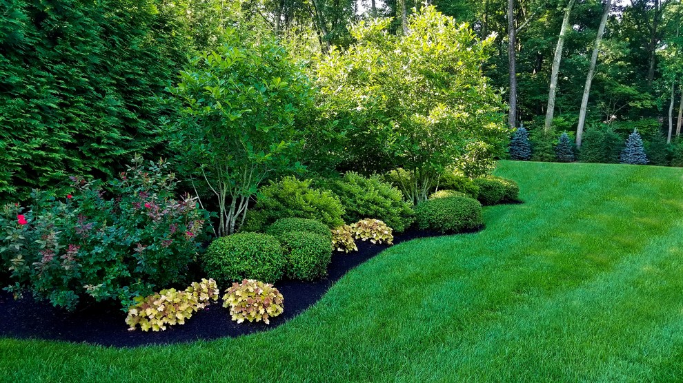 Design ideas for a large traditional backyard full sun driveway in New York with a garden path and gravel.
