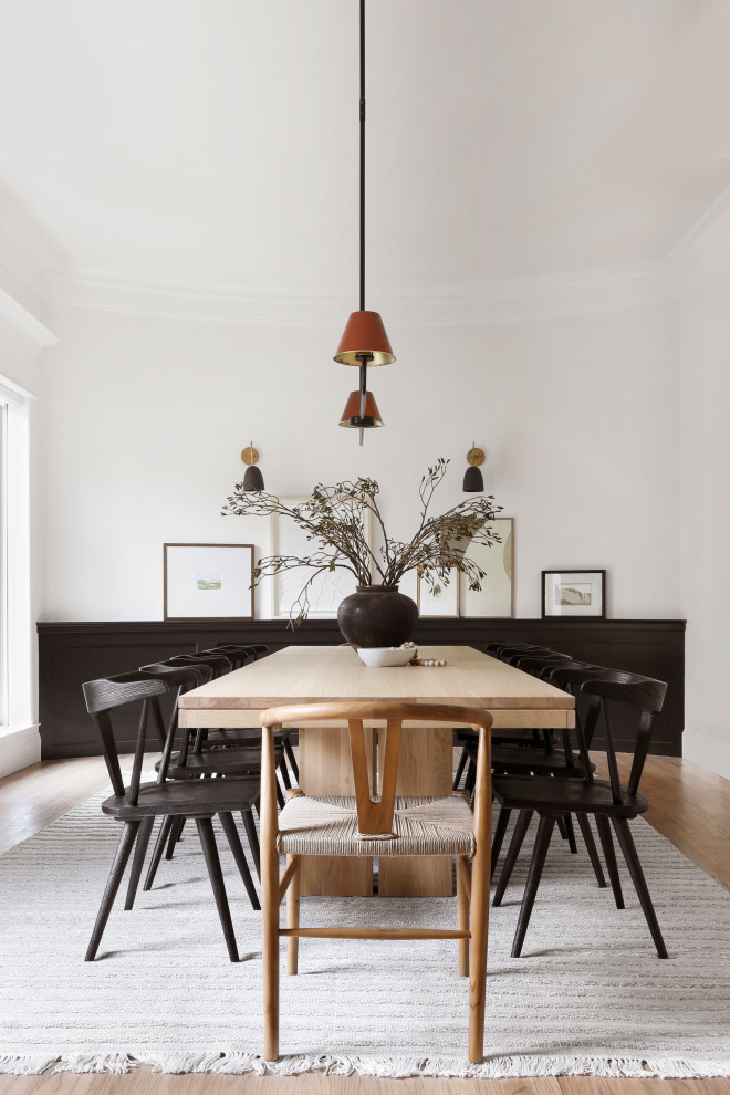 Источник вдохновения для домашнего уюта: столовая в стиле модернизм с белыми стенами и светлым паркетным полом