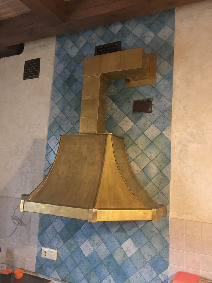 Кухонная вытяжка из латуни