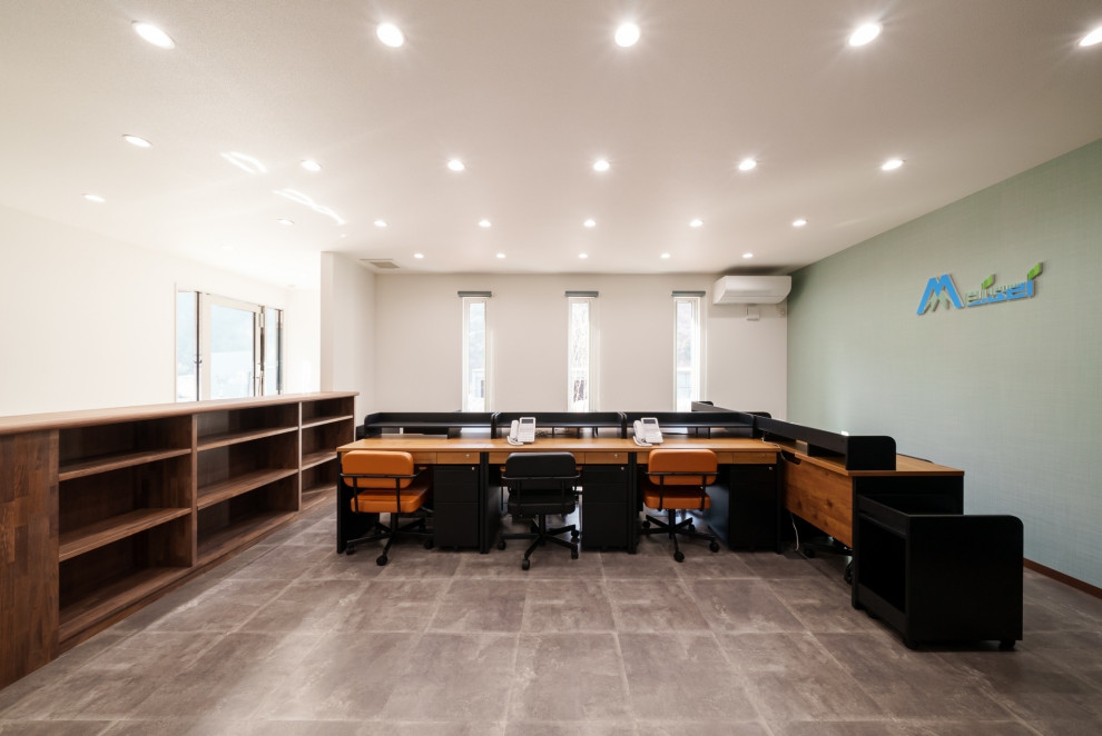 Industrial Arbeitszimmer mit Vinylboden, freistehendem Schreibtisch, schwarzem Boden, Tapetendecke und Tapetenwänden in Sonstige
