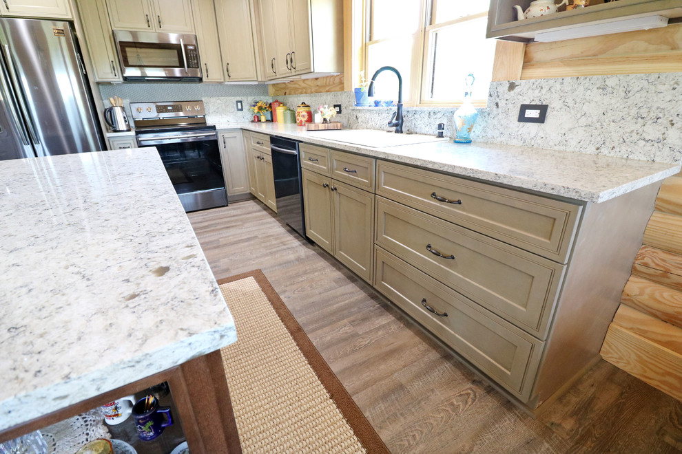 Large mountain style u-shaped dark wood floor and brown floor eat-in kitchen photo in Houston with an undermount sink, recessed-panel cabinets, gray cabinets, quartz countertops, white backsplash, stone slab backsplash, stainless steel appliances, an island and white countertops