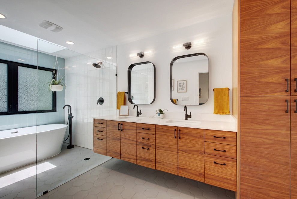 Idéer för att renovera ett stort minimalistiskt vit vitt en-suite badrum, med släta luckor, bruna skåp, ett fristående badkar, våtrum, en toalettstol med hel cisternkåpa, blå kakel, porslinskakel, vita väggar, klinkergolv i porslin, ett undermonterad handfat, bänkskiva i kvarts, grått golv och med dusch som är öppen