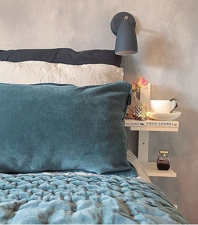 Inspiration pour une petite chambre d'amis chalet avec un mur gris.