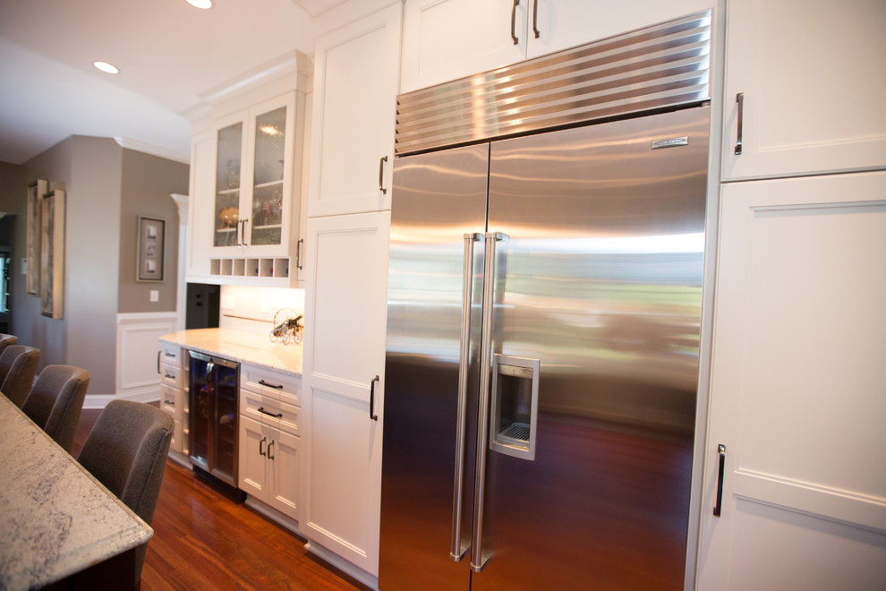 Kitchen - transitional kitchen idea in Chicago