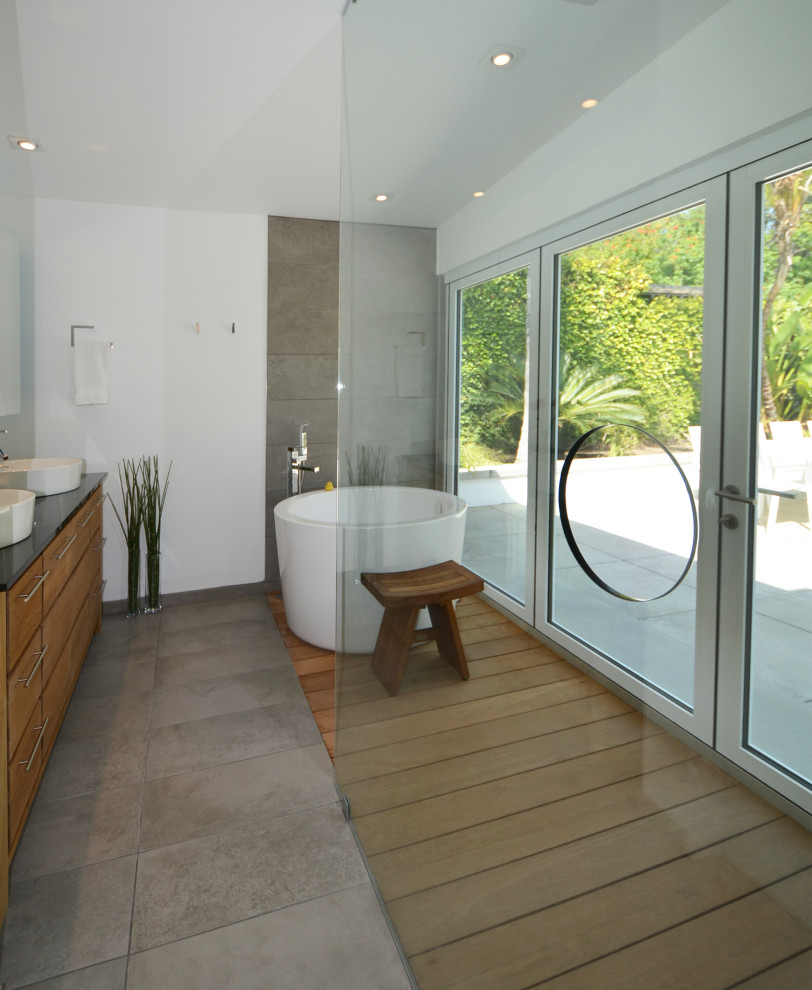 Foto di una grande stanza da bagno padronale minimalista con ante lisce, ante marroni, top in quarzite, due lavabi e mobile bagno freestanding