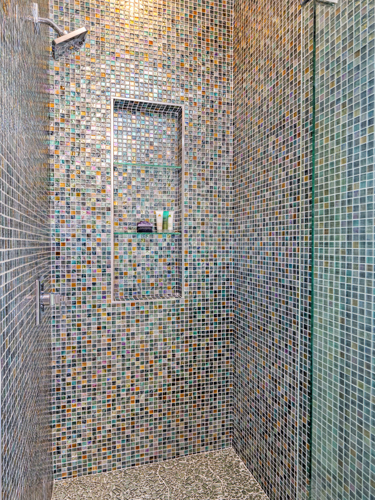 Идея дизайна: главная ванная комната среднего размера в стиле фьюжн с фасадами с утопленной филенкой, белыми фасадами, душем без бортиков, раздельным унитазом, разноцветной плиткой, плиткой мозаикой, серыми стенами, полом из керамогранита, настольной раковиной, столешницей из искусственного кварца, серым полом, душем с распашными дверями, серой столешницей, нишей, тумбой под одну раковину и встроенной тумбой