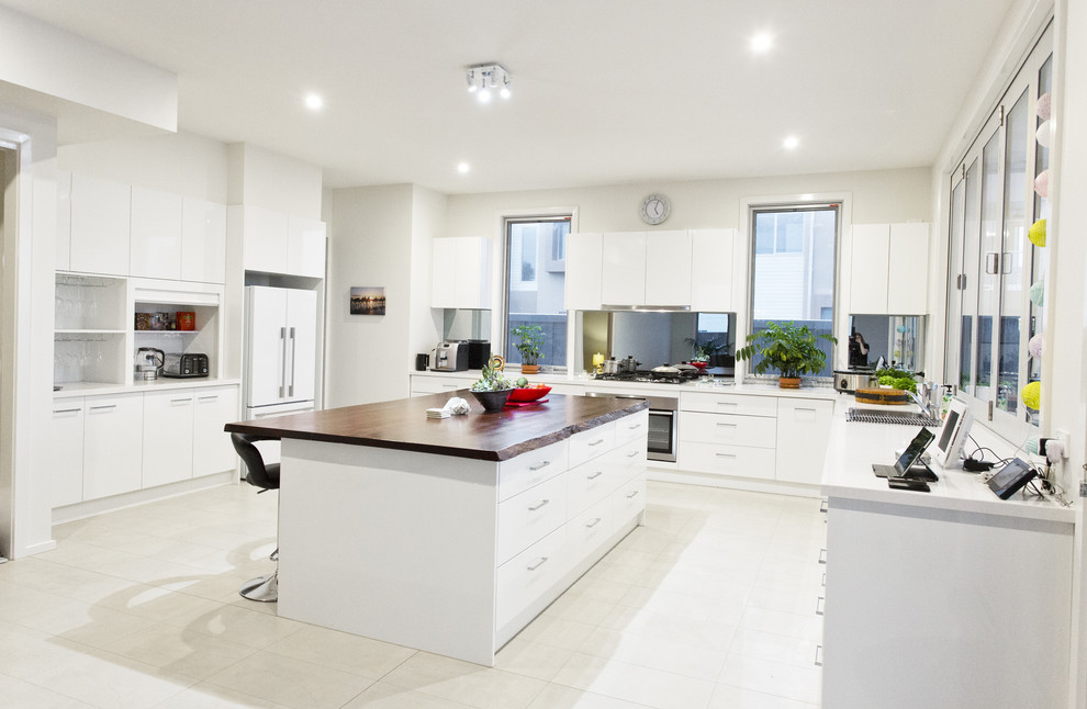 This is an example of a contemporary kitchen in Melbourne.
