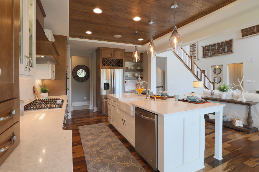 Kitchen - rustic kitchen idea in Milwaukee
