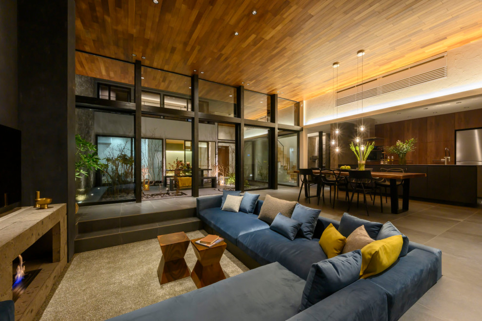 Cette image montre un salon design ouvert avec un sol gris et un plafond en bois.