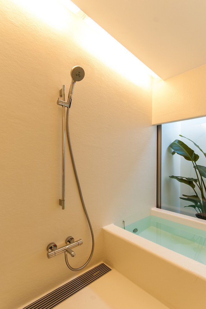 Ispirazione per una stanza da bagno moderna di medie dimensioni con pareti bianche e pavimento bianco