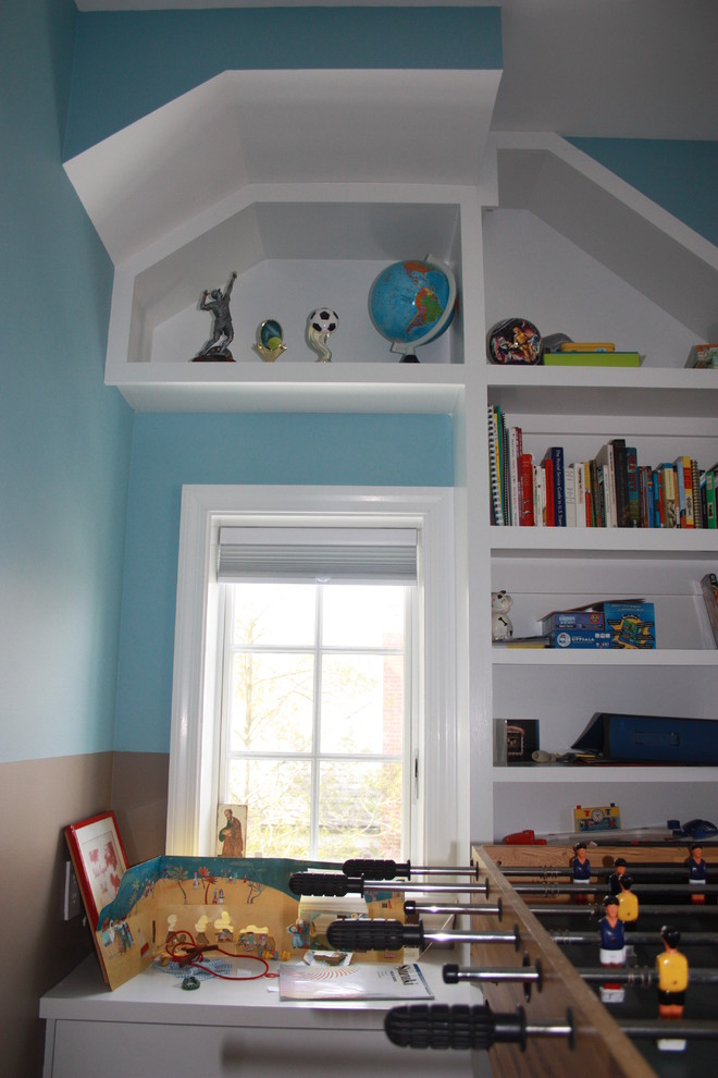 Inspiration for a mid-sized traditional kids' bedroom for kids 4-10 years old and boys in DC Metro with blue walls and light hardwood floors.