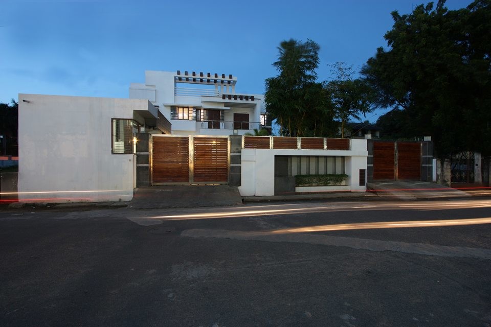 This is an example of a contemporary exterior in Chennai.