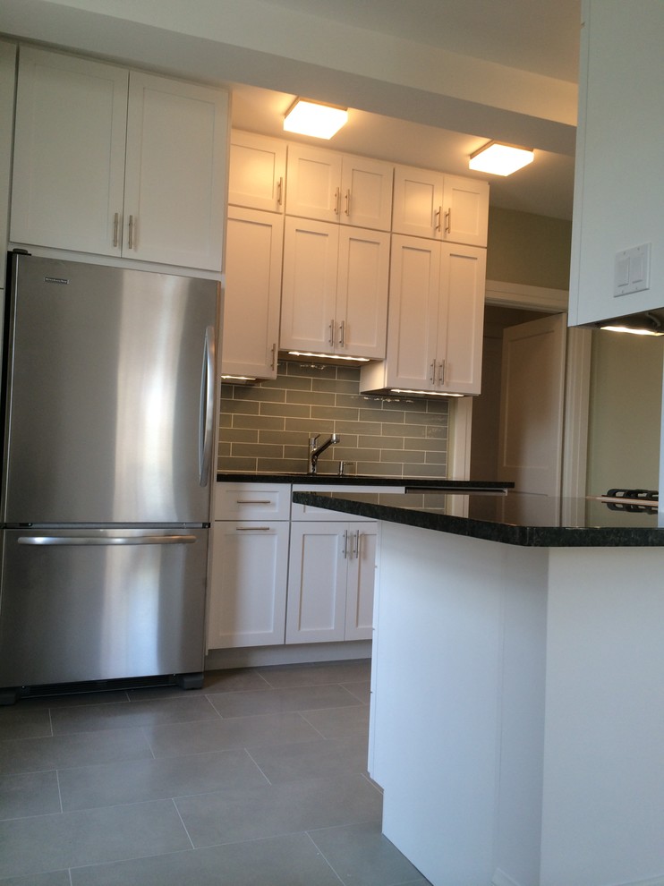 Inspiration for a mid-sized transitional kitchen remodel in Orange County
